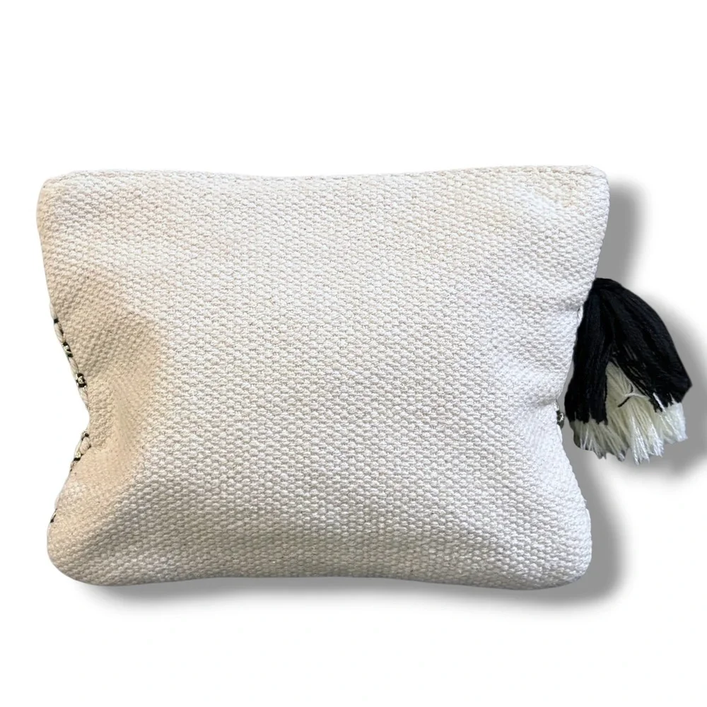 Universal Thread woven clutch
